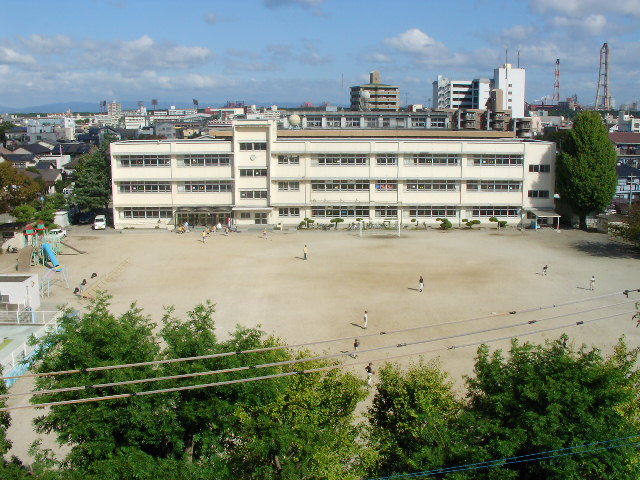 津留小学校