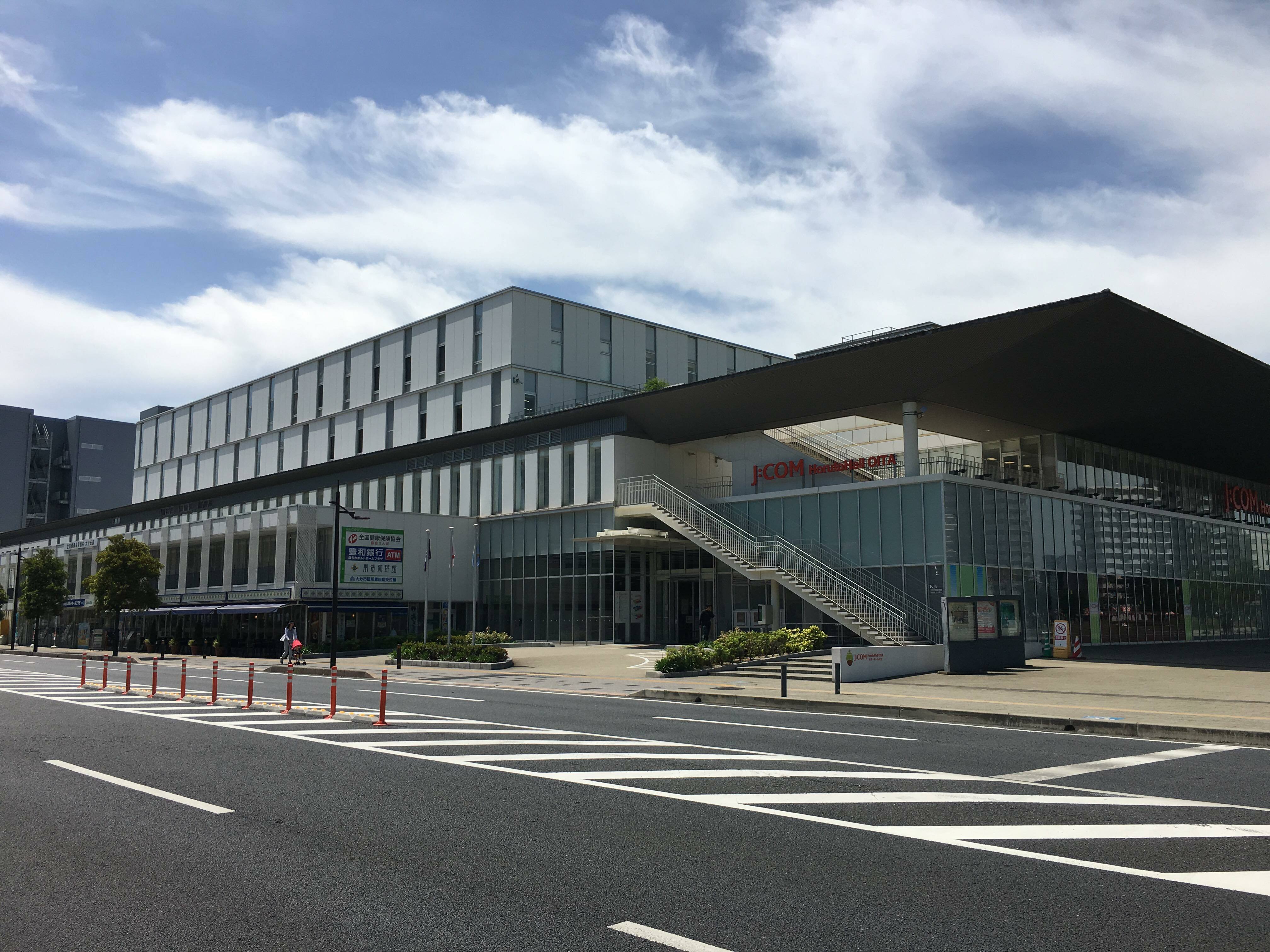 Ｊ：ＣＯＭホルトホール大分　約185ｍ/徒歩3分