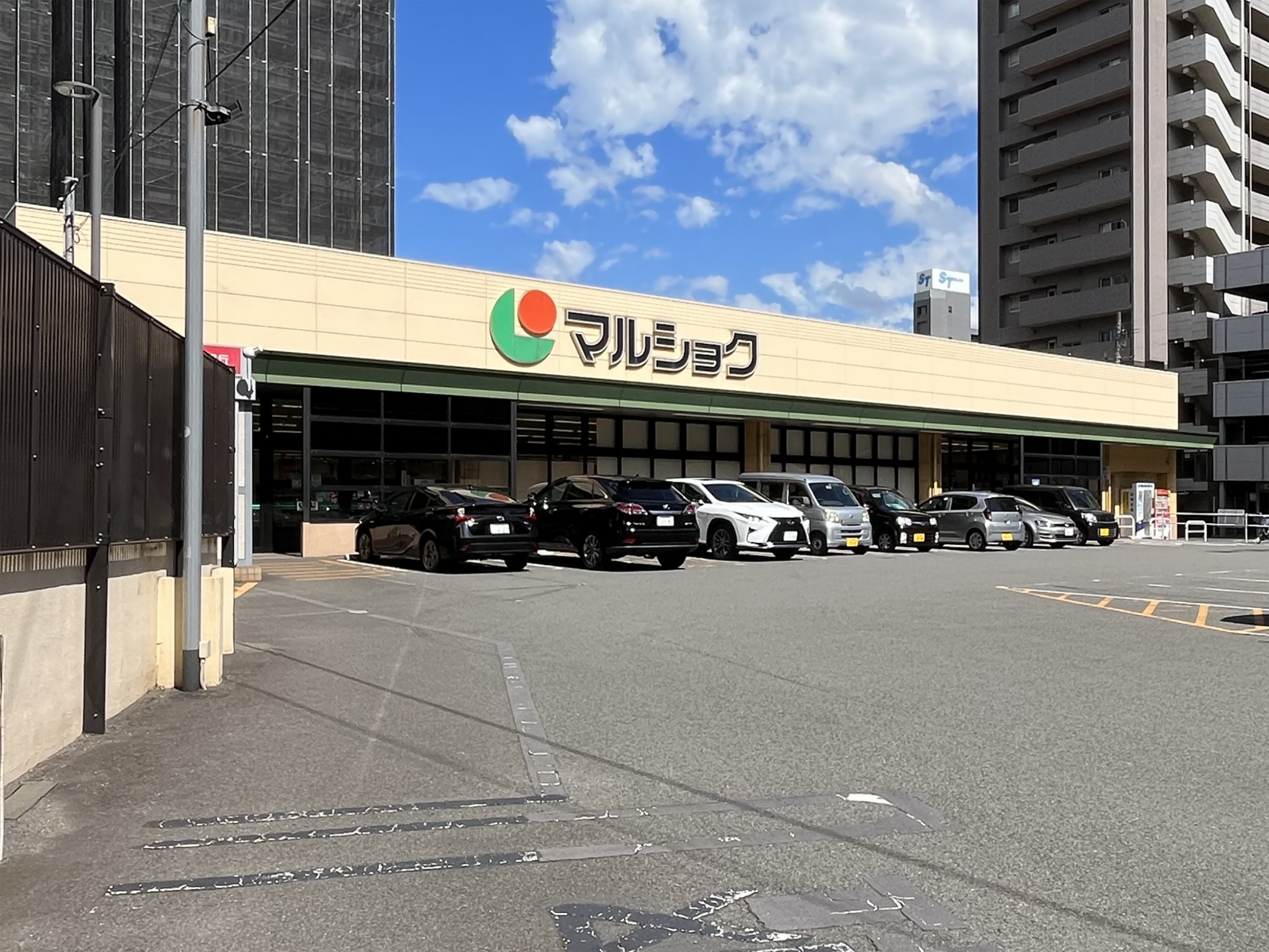 マルショク舞鶴店　約240ｍ/徒歩3分