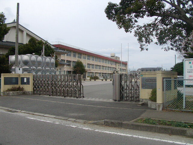 三佐小学校(約550m/徒歩7分)