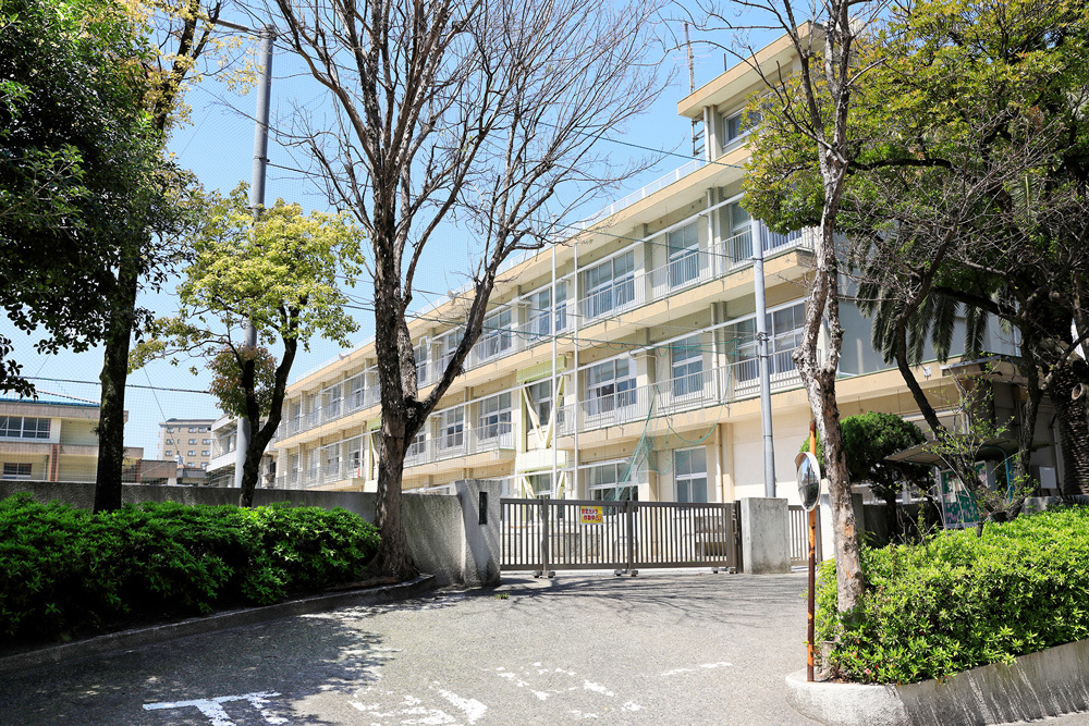春日町小学校 (約630~650m/徒歩9分)