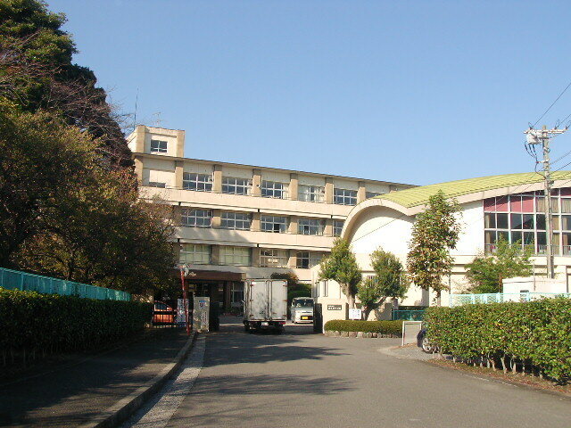 別府市立鶴見台中学校 約1110m/徒歩14分