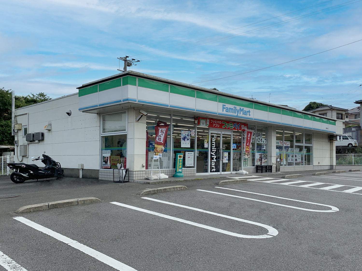 ファミリーマートはお弁当や食品、ATM・マルチコピー・コンビニエンスウェアなどの取り扱いがあるお店です。ファミリーマート 猪野店(徒歩約11~12分/850~950m)