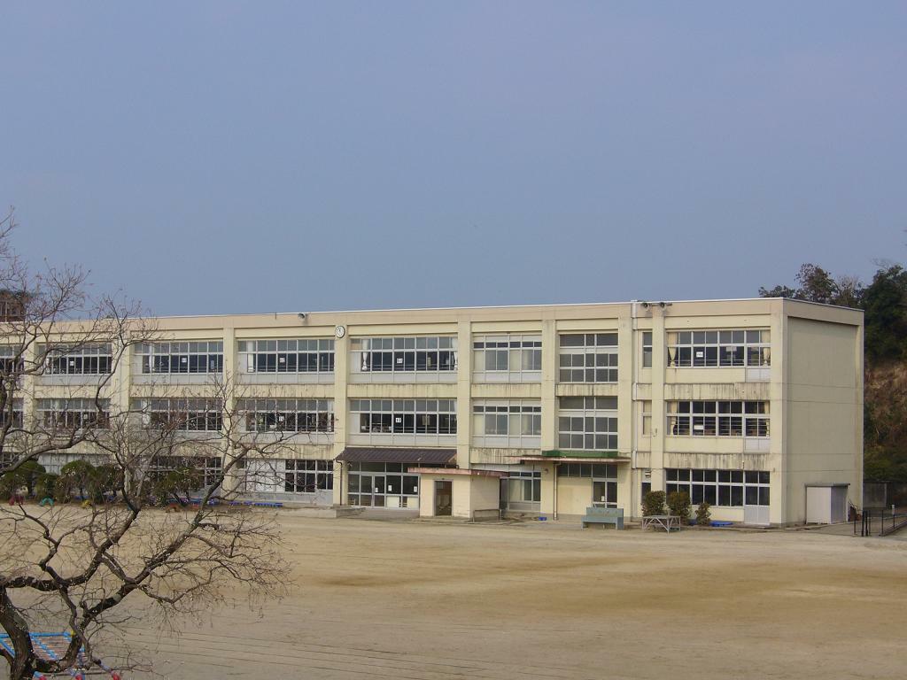 夢に向かって自ら進んで学び、心豊かで、最後までがんばり通す子どもの育成を教育目標として掲げる学校です。滝尾小学校(徒歩13分/約1000m~1050m)