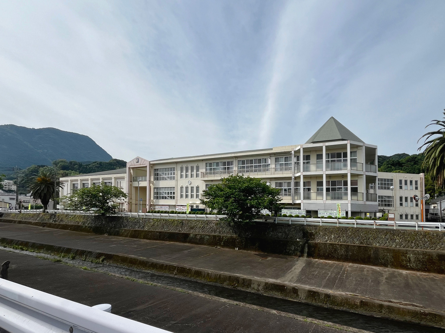 南小学校(約650m/徒歩9分)