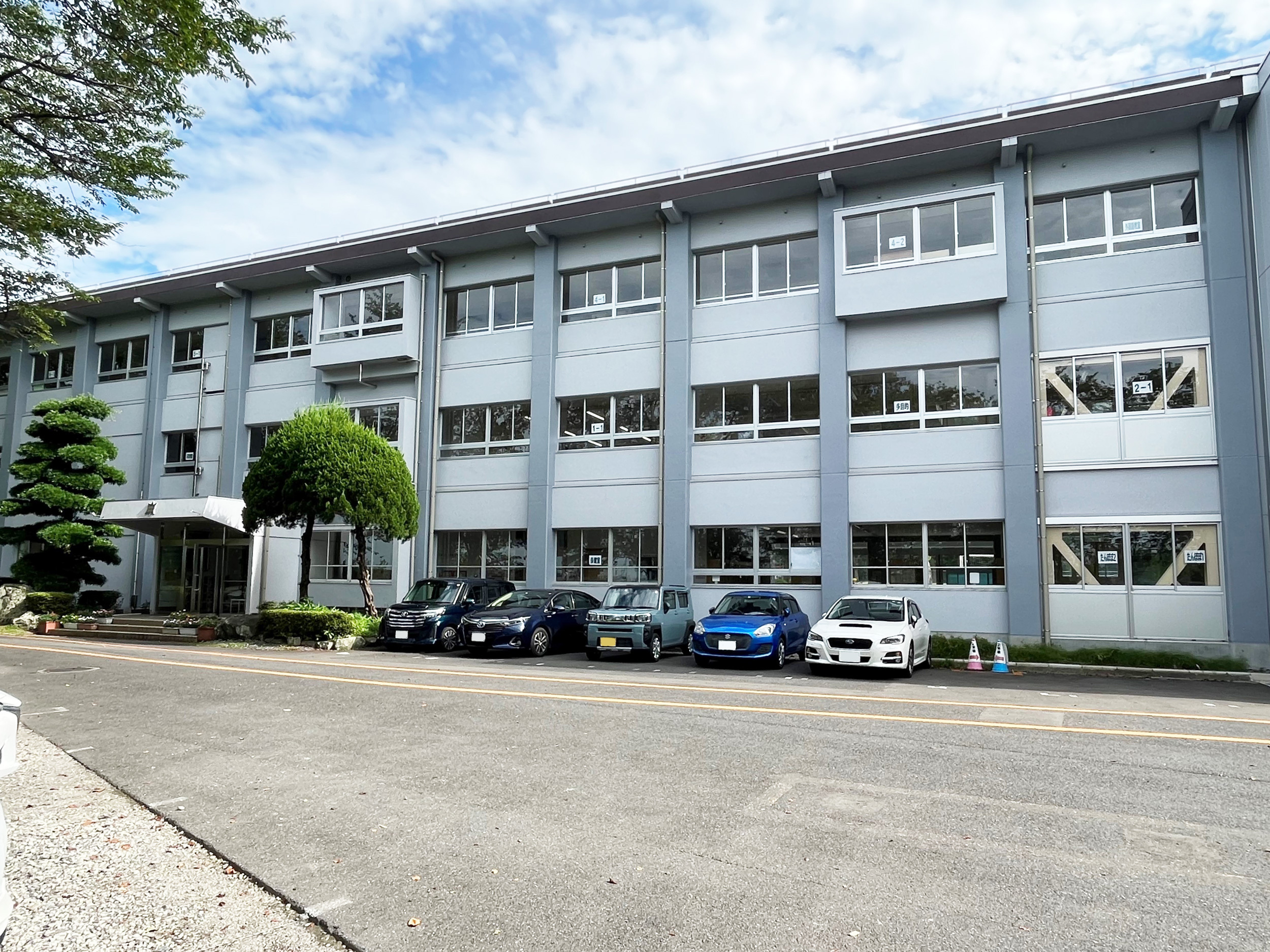 森岡小学校 約900~920ｍ/徒歩12分