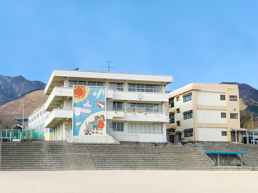 朝日小学校（約900ｍ/徒歩12分）