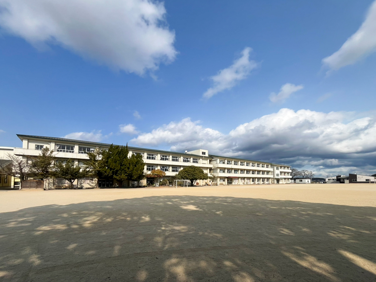 由布川小学校（約1900～2100ｍ/徒歩24～27分）
