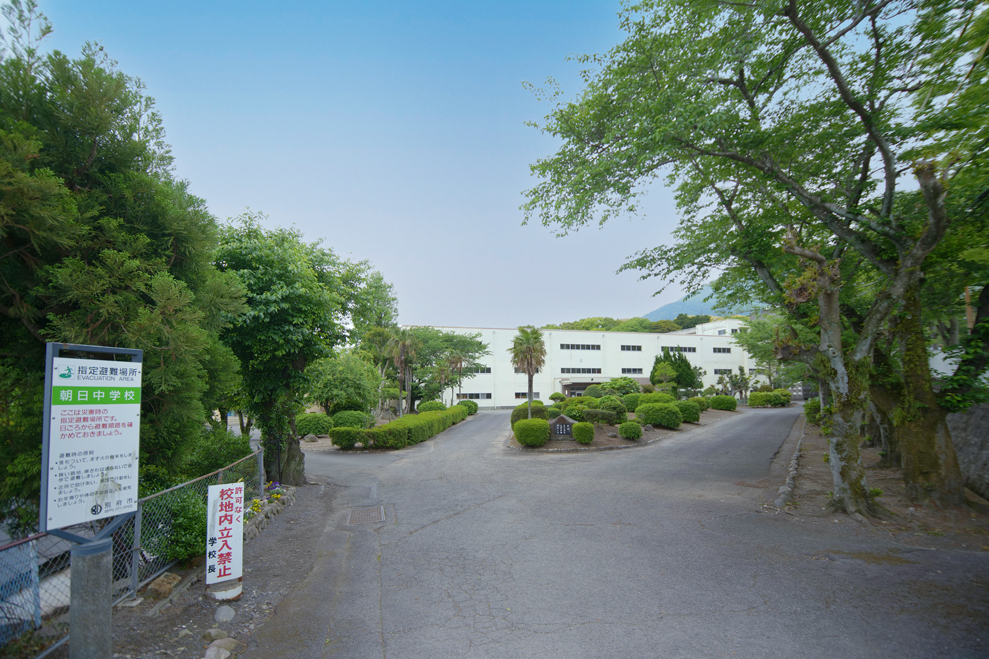 朝日中学校（約1040～1050ｍ/徒歩13～14分）