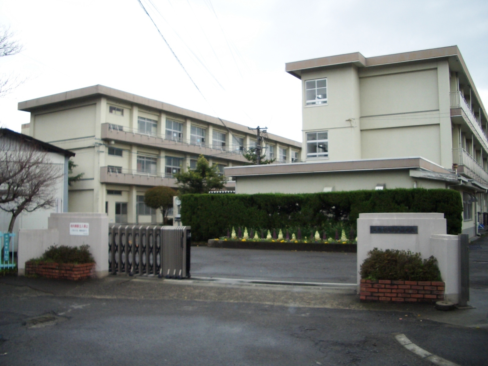 敷戸小学校（約930～990ｍ/徒歩12～13分）