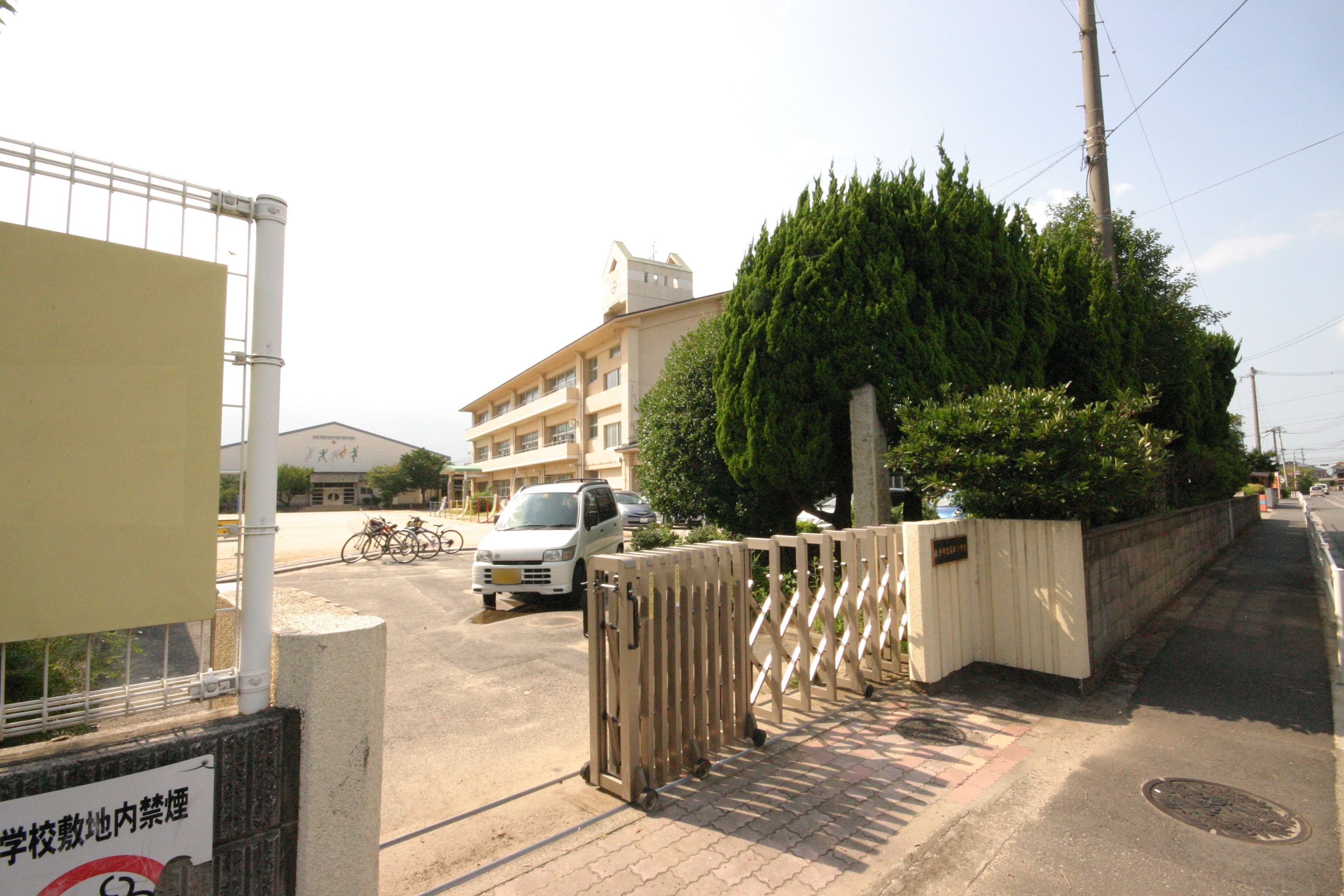 高田小学校（約850ｍ/徒歩11分）