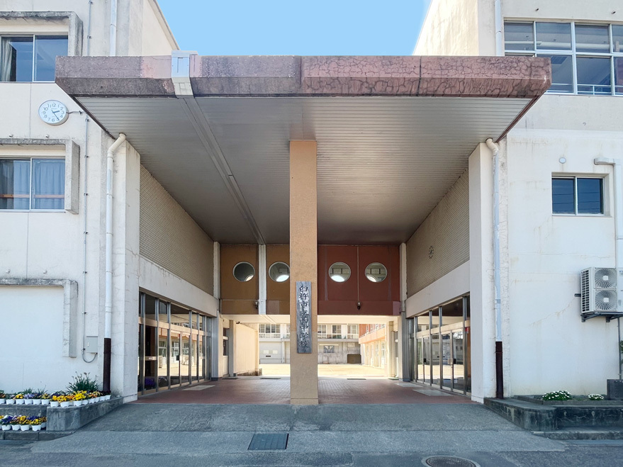西中学校（約350ｍ/徒歩5分）