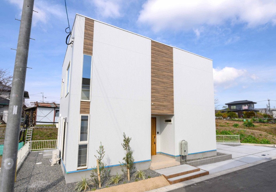 モダンな外観の2階建て住宅