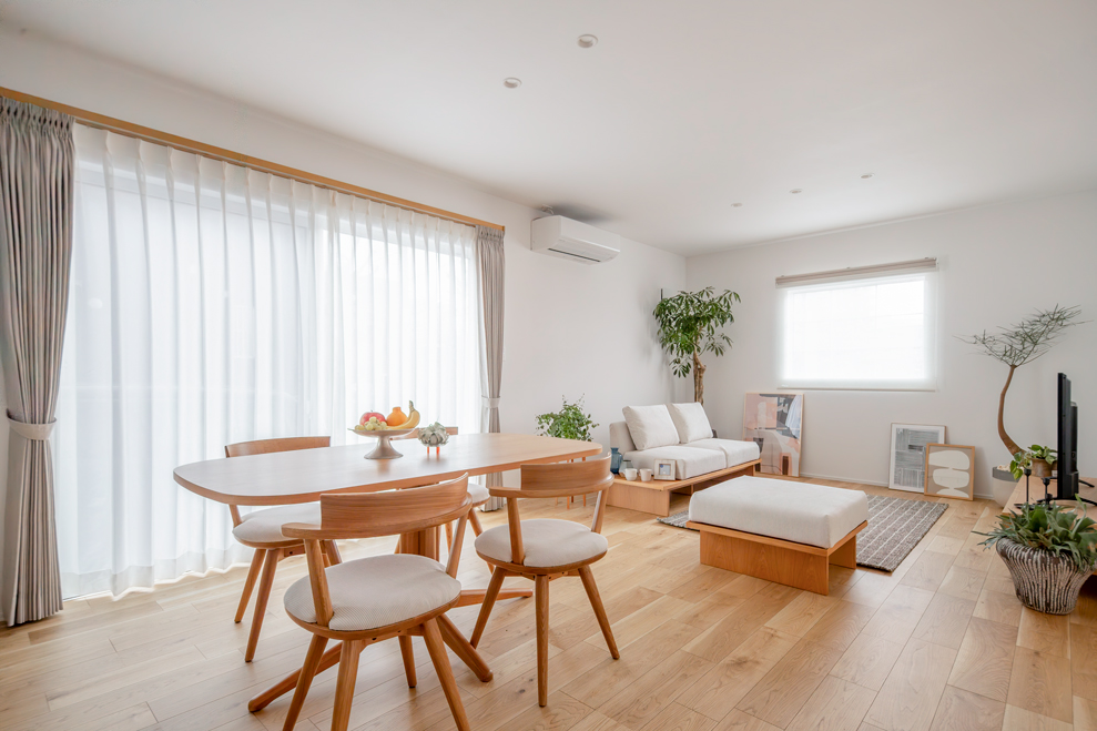 ナチュラルテイストのリビングダイニング内観｜大きな窓から光が入る明るい注文住宅のLDK