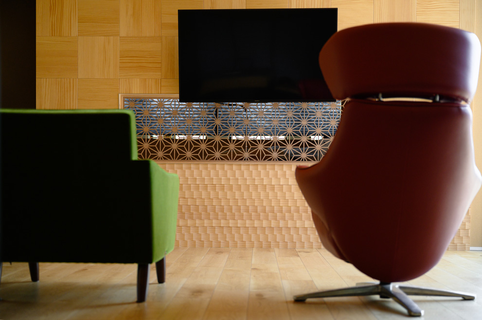 高級感のあるキッチンカウンターと椅子