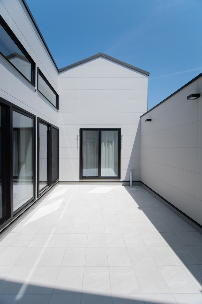 白を基調とした中庭｜プライバシー性と開放感の両立