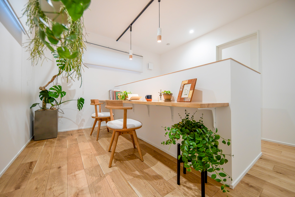 リビング横のカウンターデスクスペース｜在宅ワーク対応の注文住宅内観デザイン