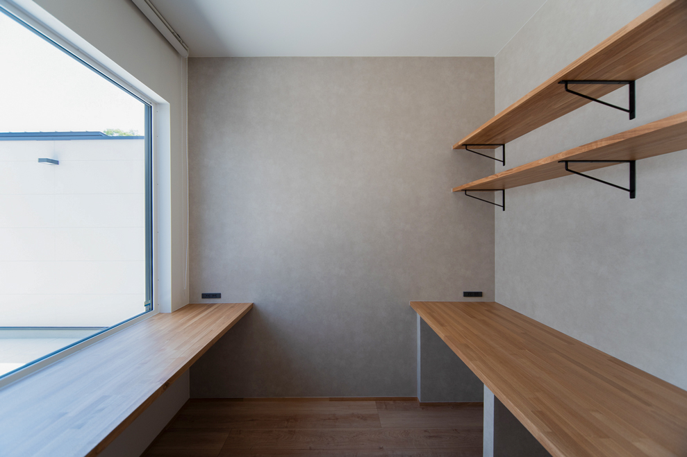 窓際に造作デスクを備えた書斎スペース｜在宅ワークに最適な間取り