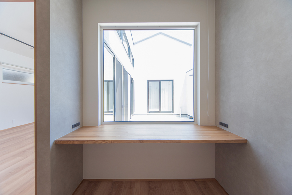 中庭を望むカウンター付き書斎｜明るく集中できる空間