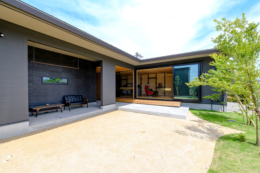 植栽と芝生が彩る住宅のアプローチ