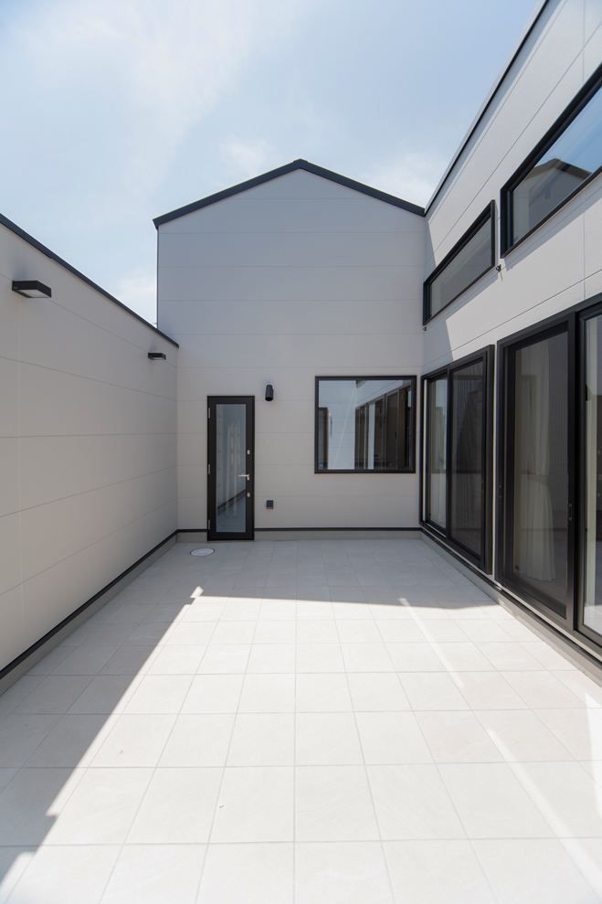 中庭のある家｜白いタイルが美しいプライベート空間