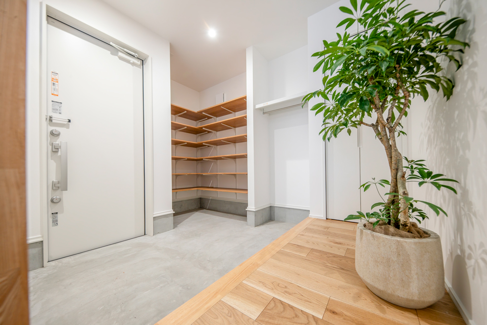 シューズクローク付き玄関の内観｜収納力のある土間スペースを備えた注文住宅