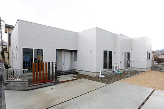 二世帯をつなぐ広々平屋住宅