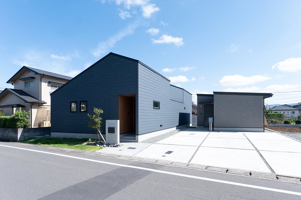 中庭付きのコの字型平屋住宅｜プライバシーに配慮した外観