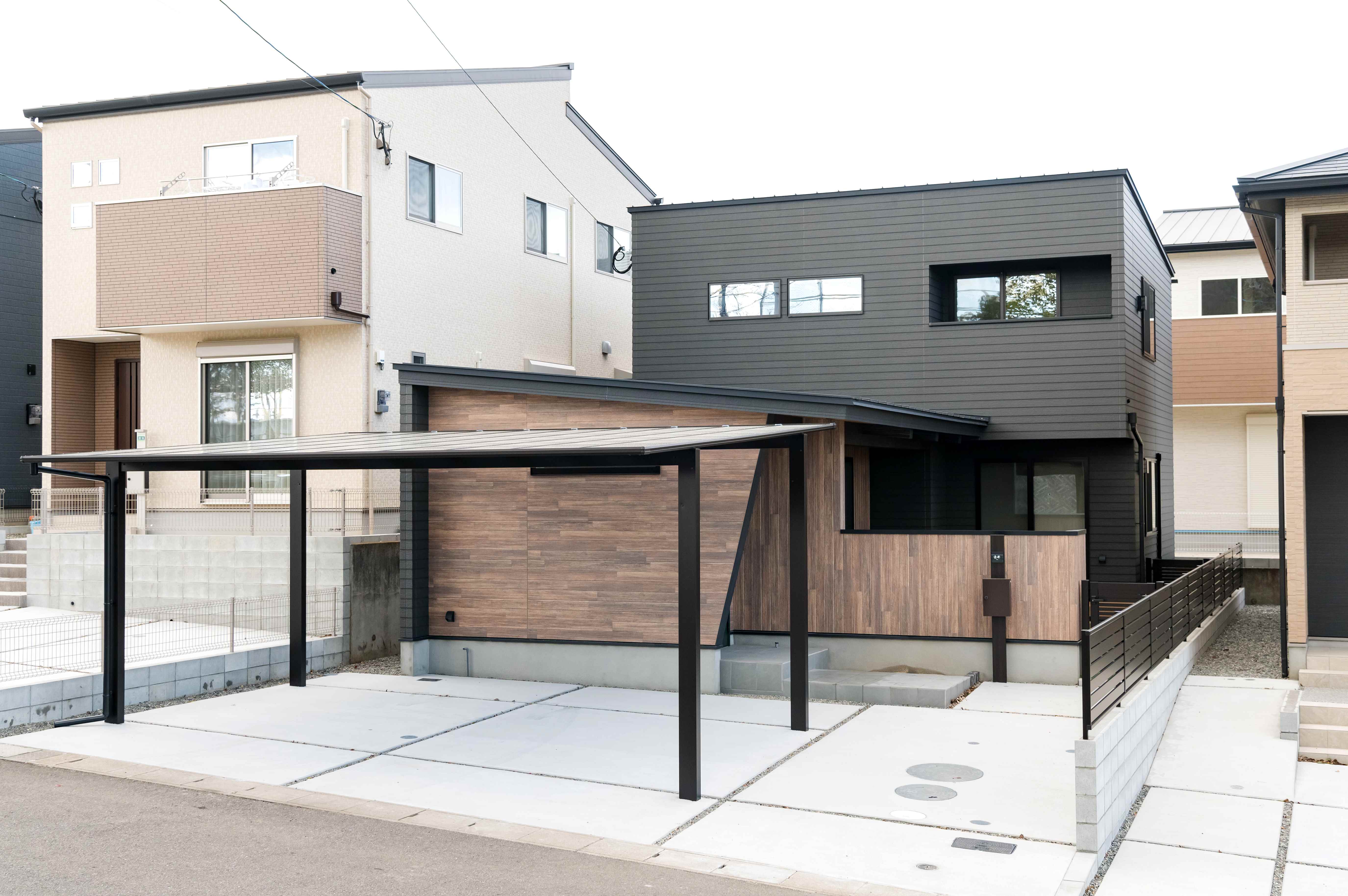 吹き抜けと広々としたリビングで開放的な家