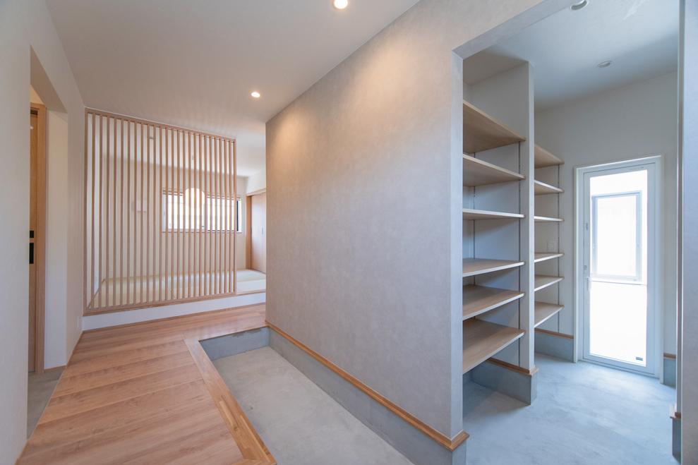 玄関ホールと木格子の見える廊下｜統一感あるデザイン