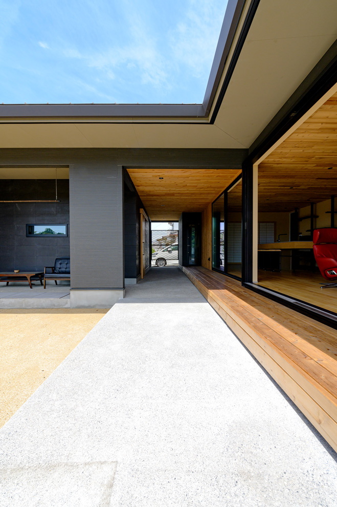 中庭とつながるガラス張りのリビング