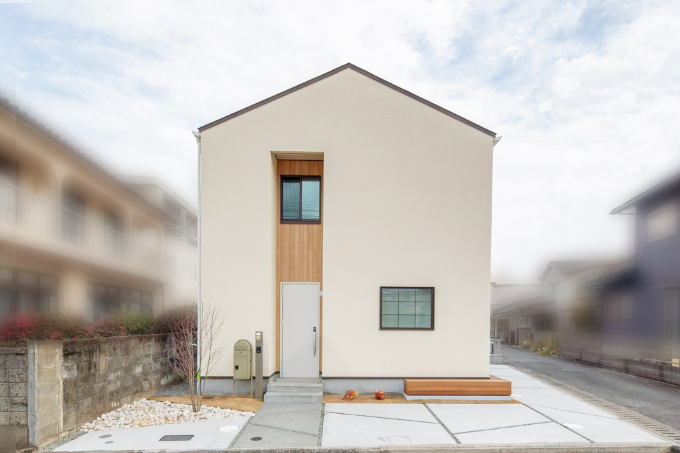 シンプルモダンな注文住宅の外観デザイン｜木目アクセントがおしゃれな新築一戸建て