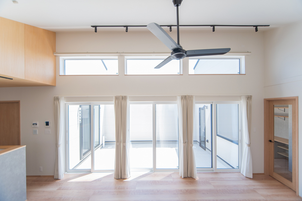 吹き抜けのあるリビングと中庭｜開放感ある空間設計