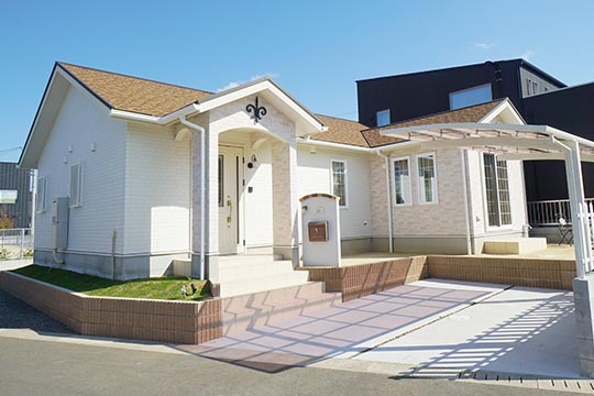 こだわりの世界が広がる三角屋根の洋風平屋