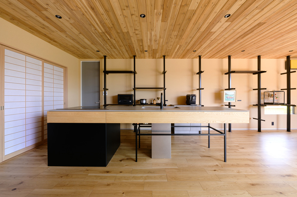 木の温もりが感じられるダイニングスペース