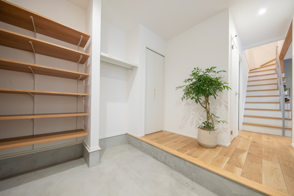 広々とした土間玄関と可動棚収納｜シンプルモダンな注文住宅の玄関デザイン
