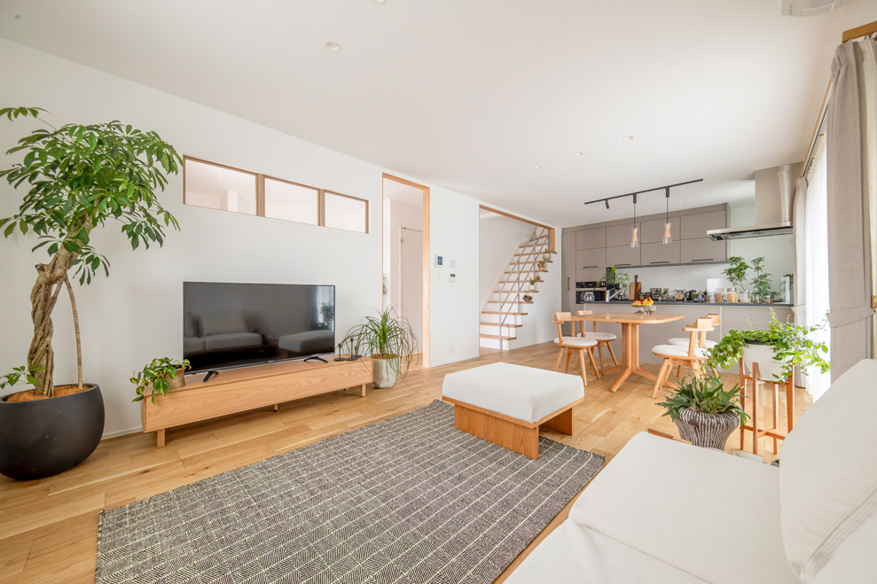 開放感のあるリビングダイニングの内観｜シンプルモダンな新築注文住宅のLDKデザイン