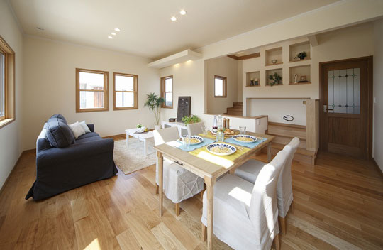 階段を中心に家族がふれあう家