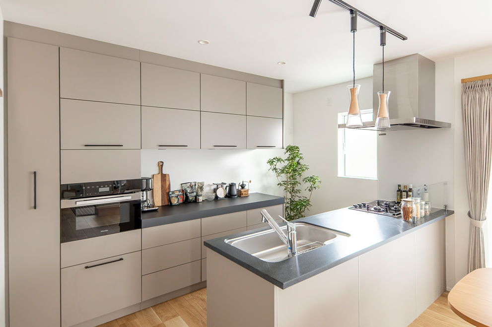 シンプルな壁面収納のあるキッチン