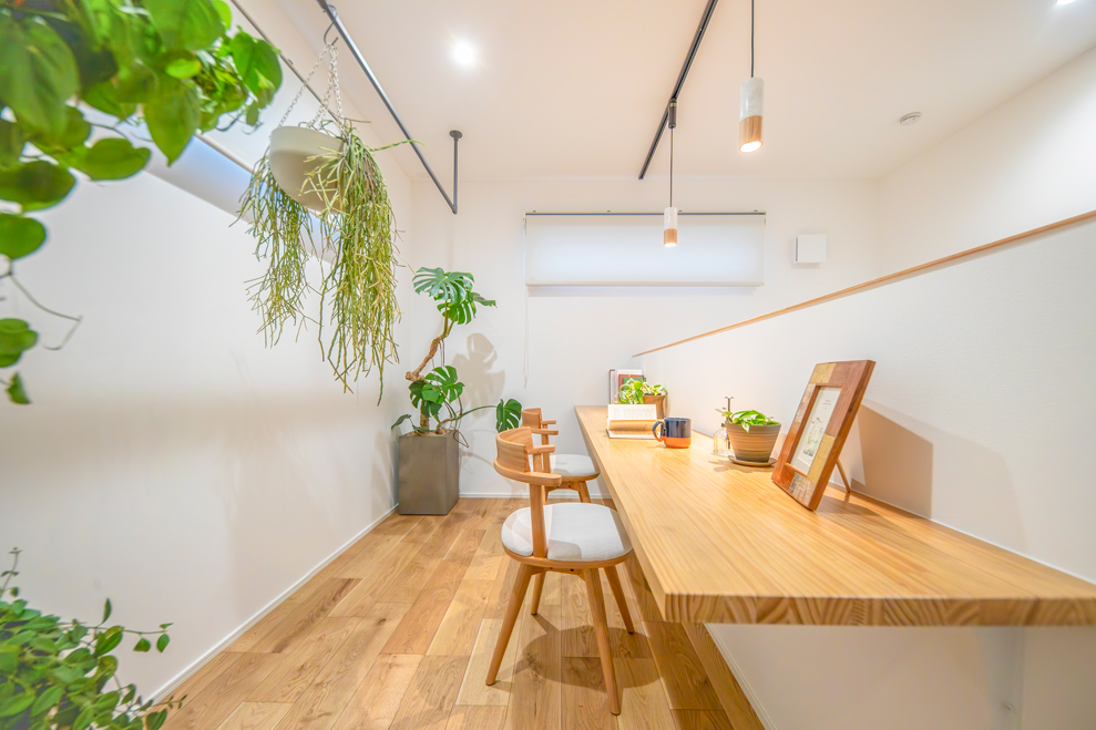 造作カウンターデスクのあるワークスペース｜ナチュラルモダンな注文住宅の書斎スペース