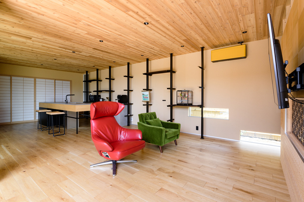 赤い椅子がアクセントのくつろぎ空間