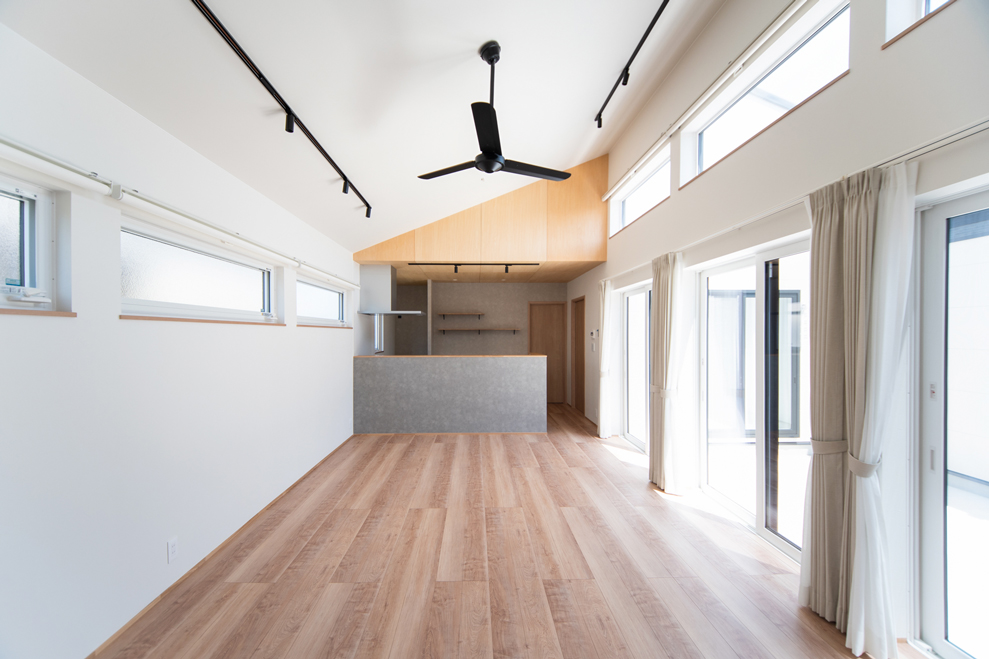 高天井のリビング｜明るく開放的な空間