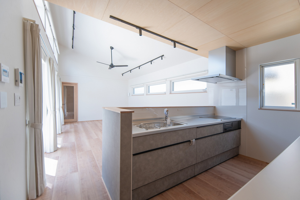 L型キッチンと背面収納｜使いやすさ抜群