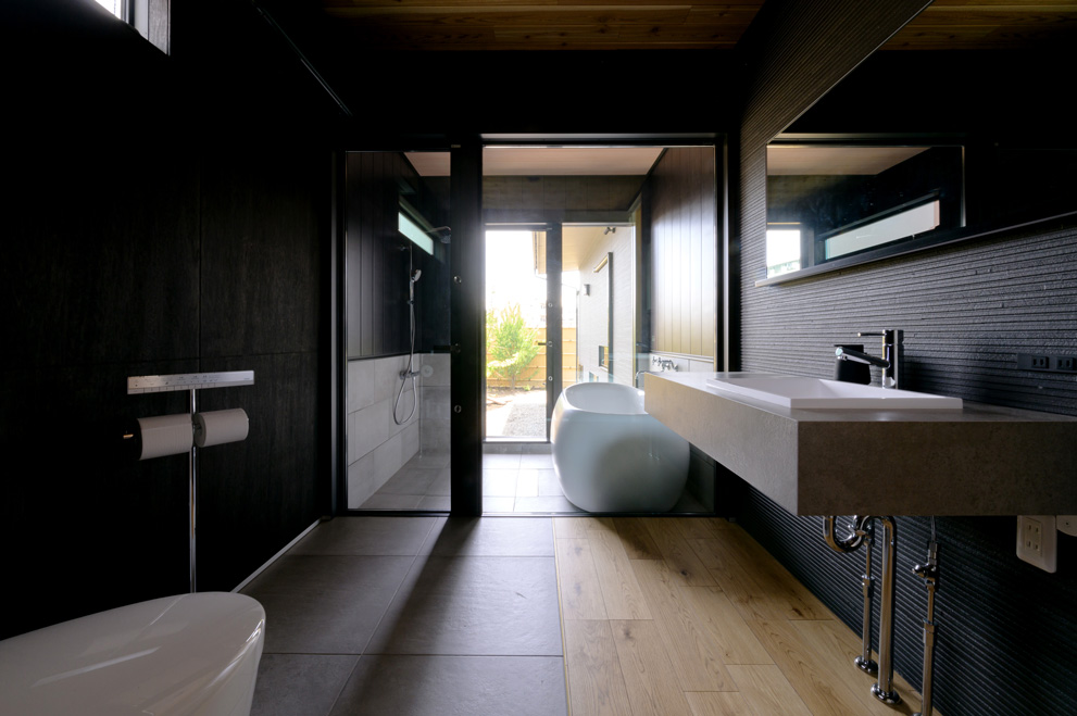 自然光が入る明るいバスルーム