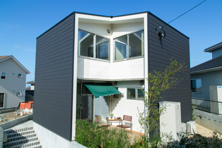 uni+ CROSS HOUSE