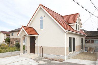 三角屋根のあたたかな家。外観2