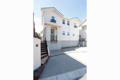 白を基調に色彩を楽しむこだわり南欧風住宅 外観