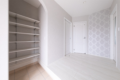 こだわりの世界が広がる三角屋根の洋風平屋 玄関