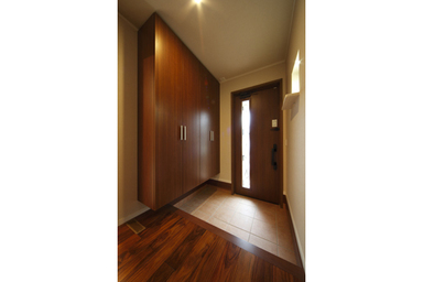 家族全員の意見を尊重しあえる優しさに包まれた二世帯住宅 玄関