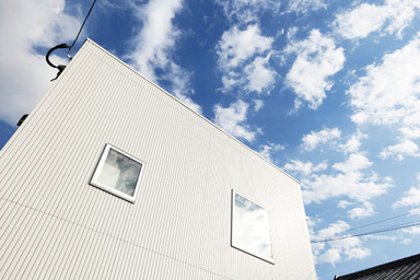 白と茶を基調としたシンプルモダンな家 外観3